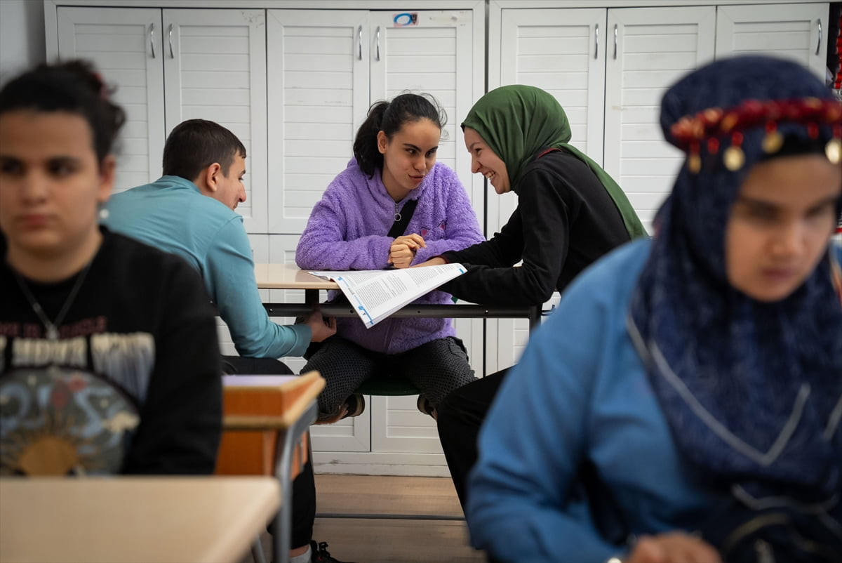 Görme engelli lise öğrencileri, yaşıtları tarafından seslendirilen sorular ve tarama testlerini...