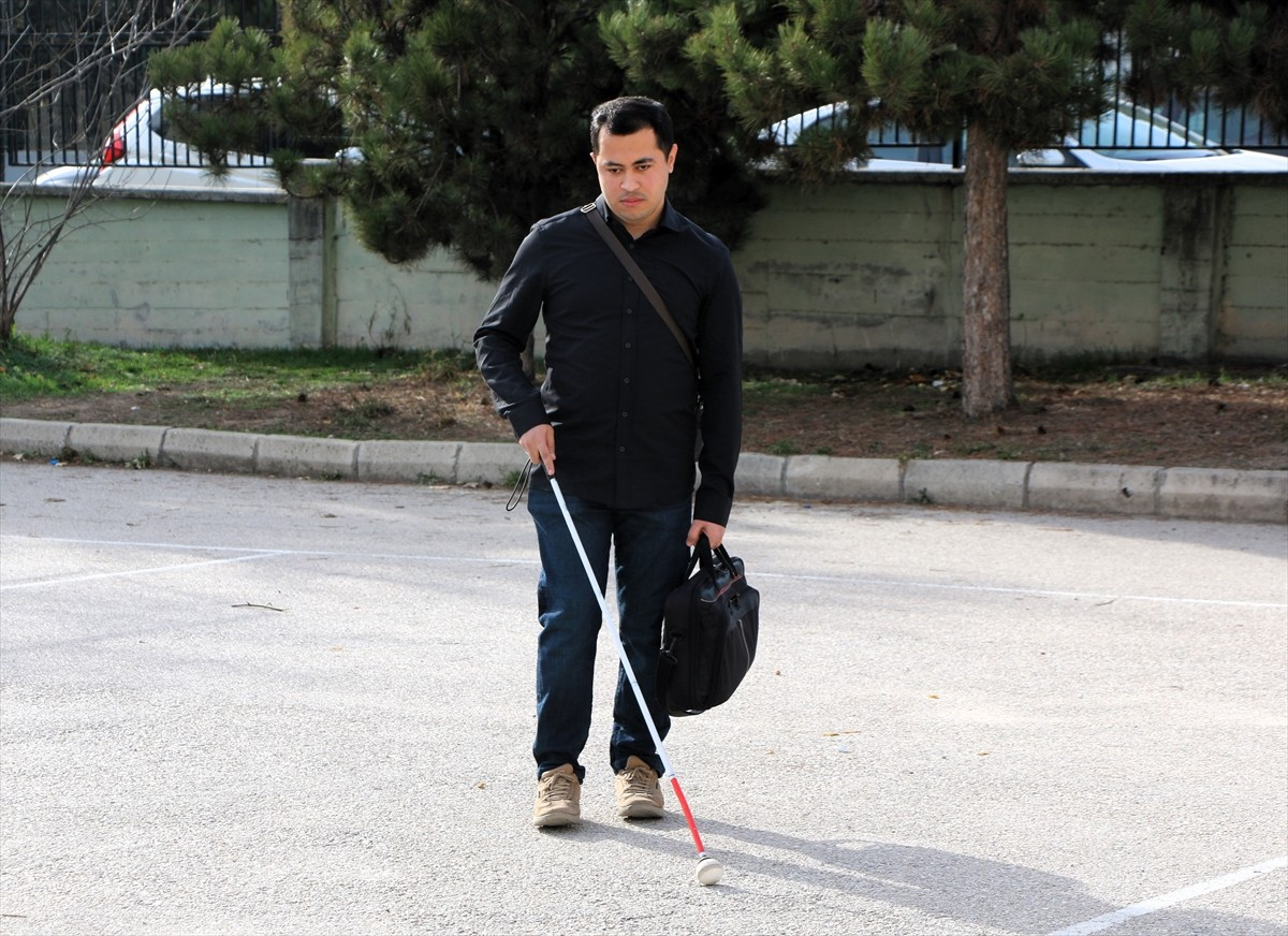 Görme yetisinin yüzde 97'sini 9 yaşındayken geçirdiği beyin ameliyatı sonrası kaybeden Eskişehir...
