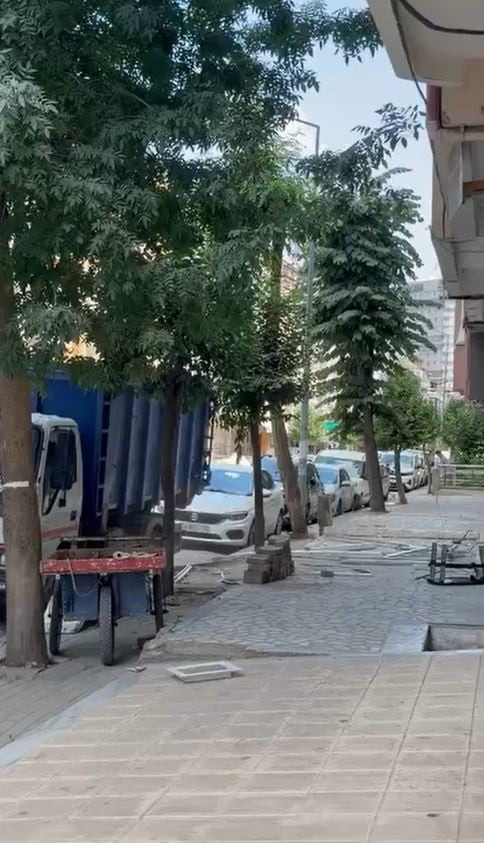 GÖRÜNTÜLERDE, EKİBİN YIKIMA HAZIRLANAN BİNADAN KONTROLSÜZ BİR ŞEKİLDE HURDA VE MOLOZ PARÇALARI...