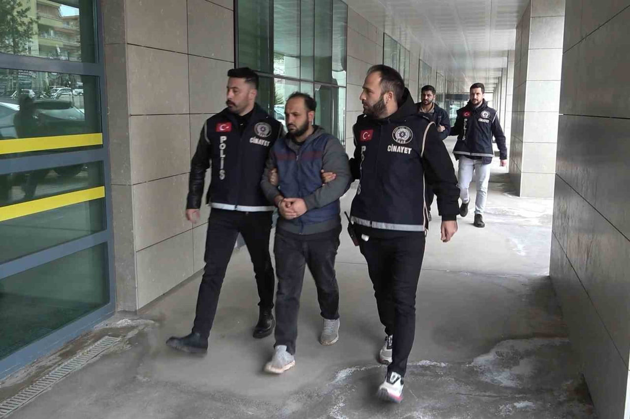 GÖZALTINA ALINAN 3 KARDEŞ, EMNİYETTEKİ İŞLEMLERİNİN ARDINDAN ÇIKARILDIKLARI MAHKEMECE...