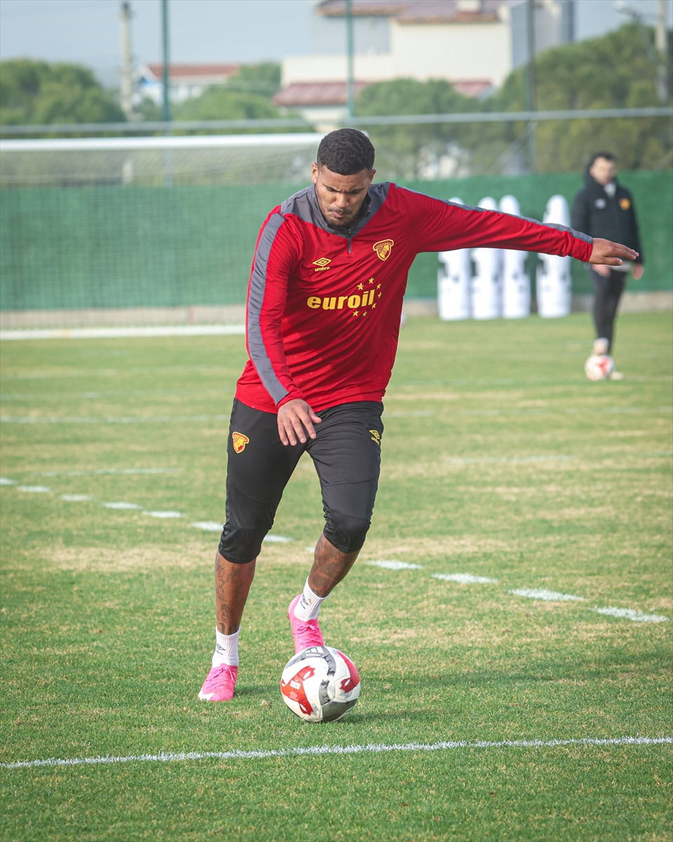 Göztepe, Trendyol Süper Lig'in 19. haftasında deplasmandaki Fenerbahçe maçının hazırlıklarını...