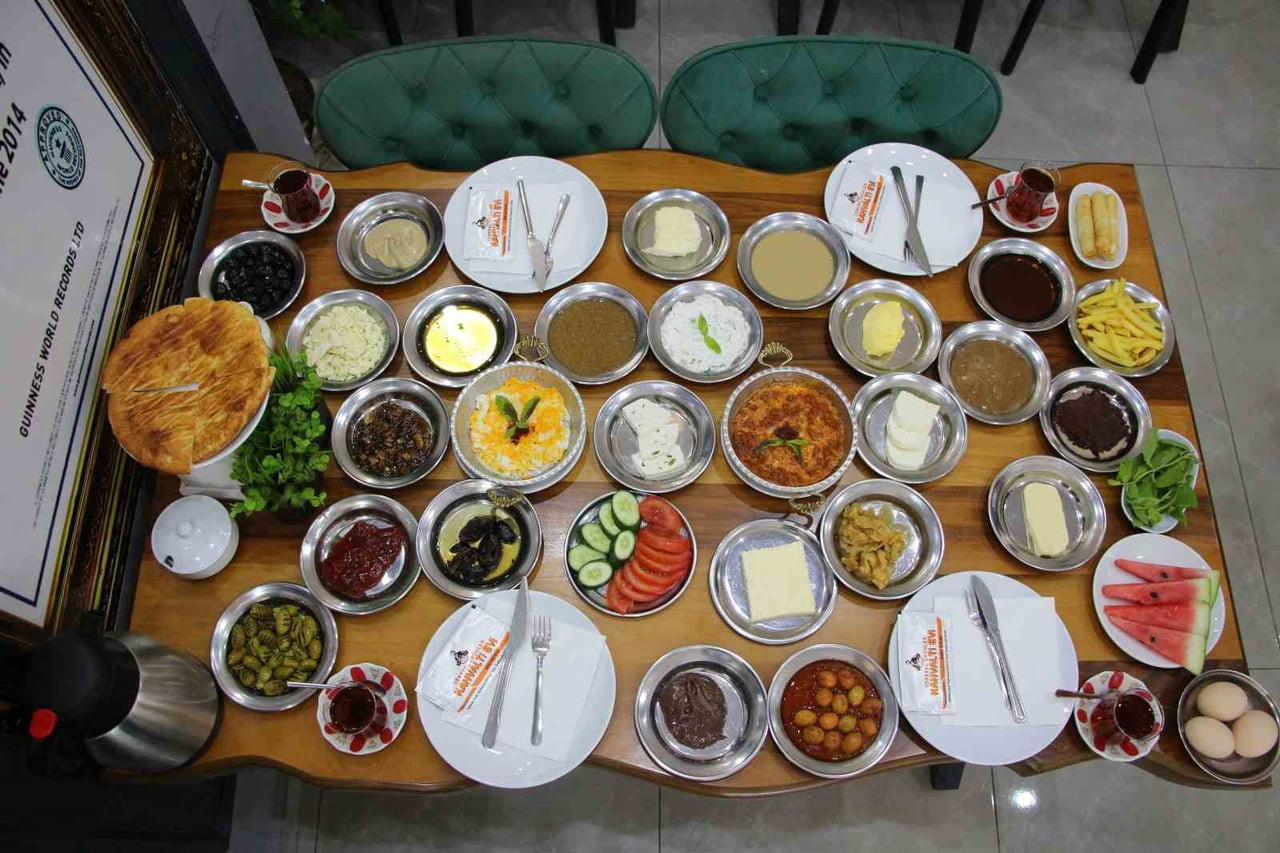 GUİNNESS REKORLAR KİTABI’NA GİREREK ADINI DÜNYAYA DUYURAN VAN KAHVALTISI, 2019 YILINDAN BU YANA...