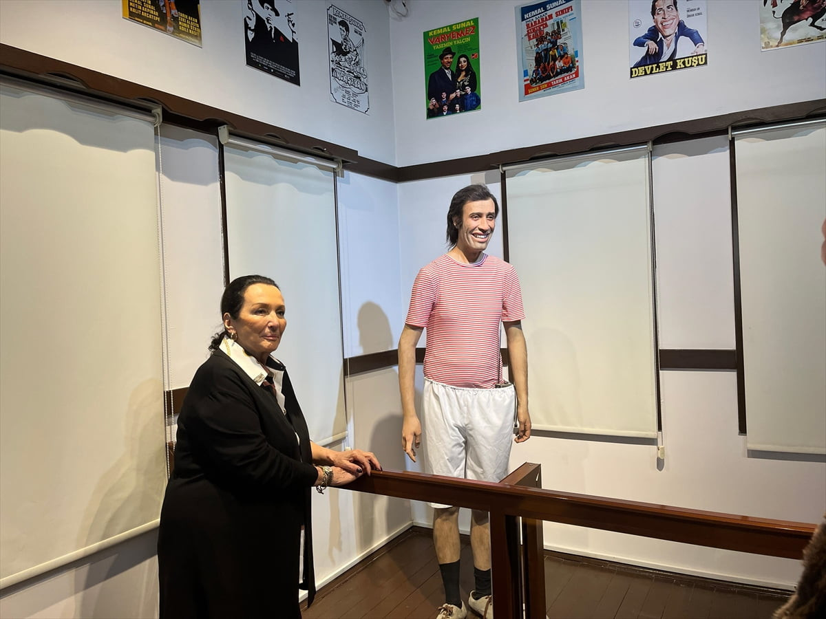 Gül Sunal, Malatya Büyükşehir Belediyesi Kültürevi'nde eşi Kemal Sunal için hazırlanan anı odasını...