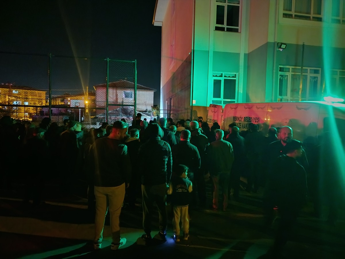 Gültepe Mahallesi'ndeki İbrahim Karaoğlan İlkokulu bahçesinde arkadaşlarıyla oturan B.E.D. (17)...