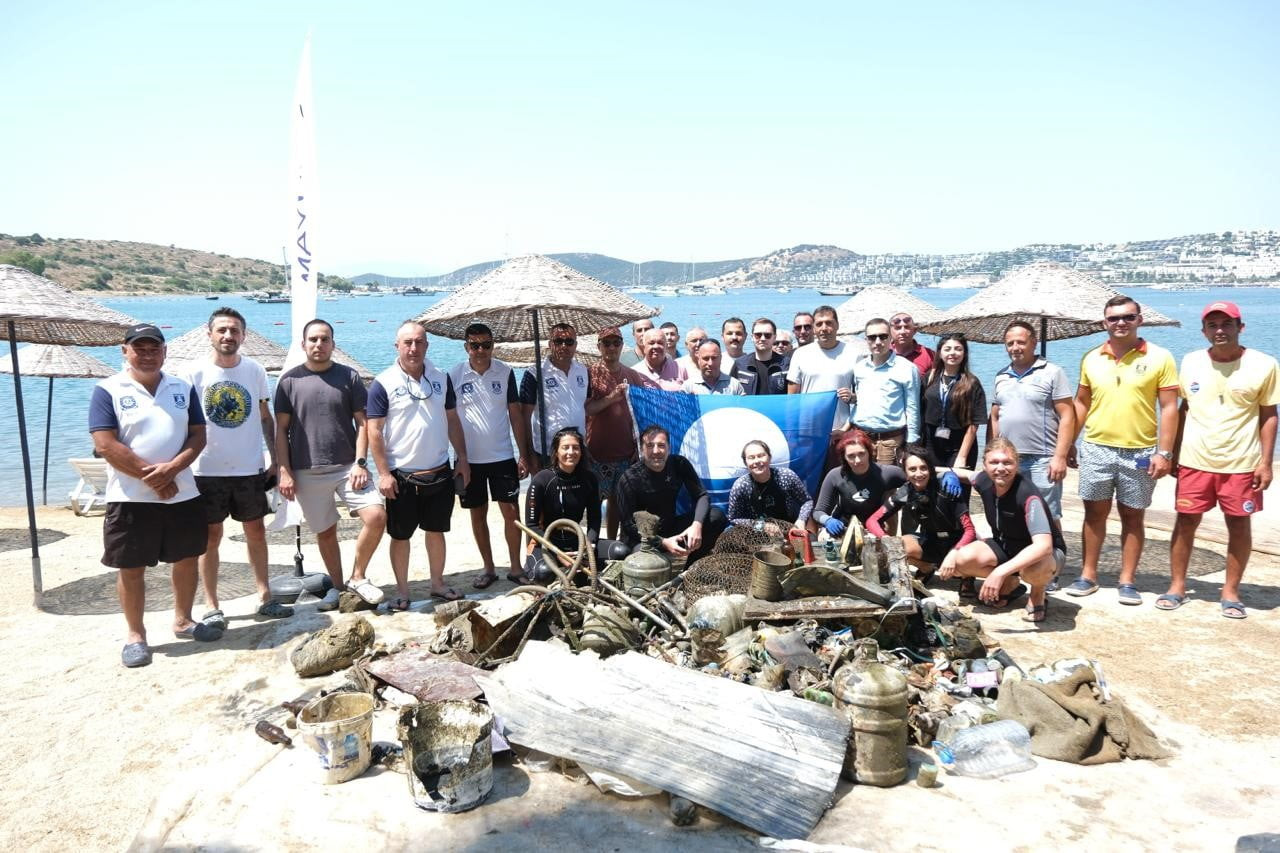GÜMBET’TE DENİZ DİBİNDEN 370 KİLOGRAM ATIK ÇIKARILDI