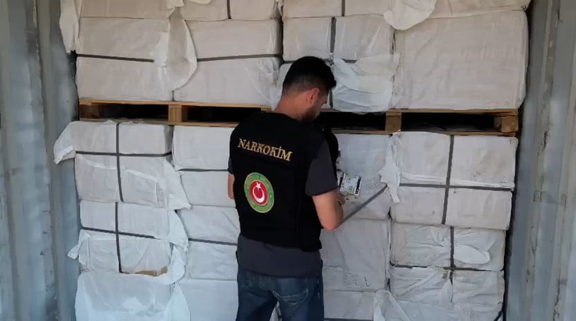 GÜMRÜKLER MUHAFAZA EKİPLERİ MERSİN LİMANI'NDA GERÇEKLEŞTİRDİKLERİ 2 AYRI OPERASYONDA, TOPLAM...