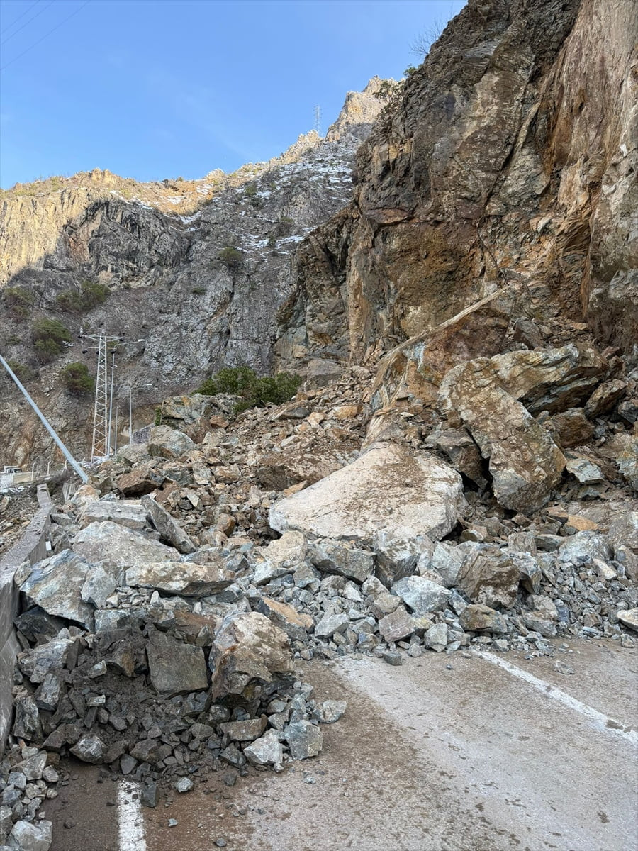 Gümüşhane-Giresun kara yolu heyelan nedeniyle çift yönlü ulaşıma kapandı. Gümüşhane'nin Kürtün...