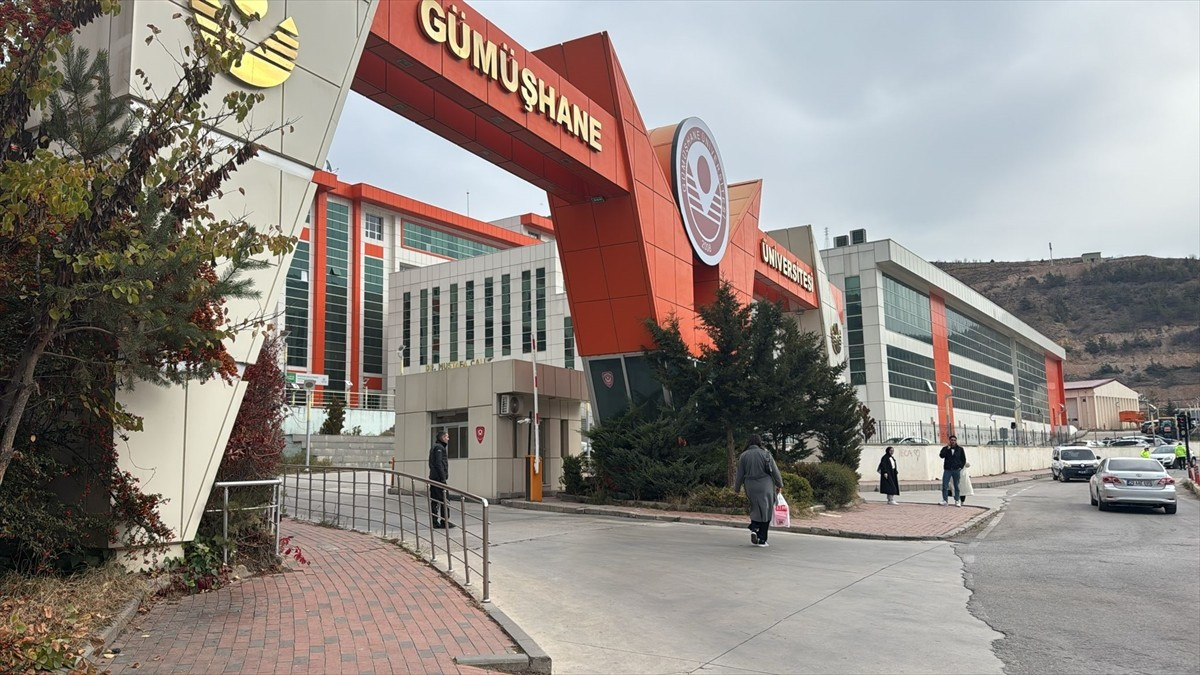 Gümüşhane Üniversitesi'nde bir idari personel, mesai arkadaşını silahla rehin aldı.