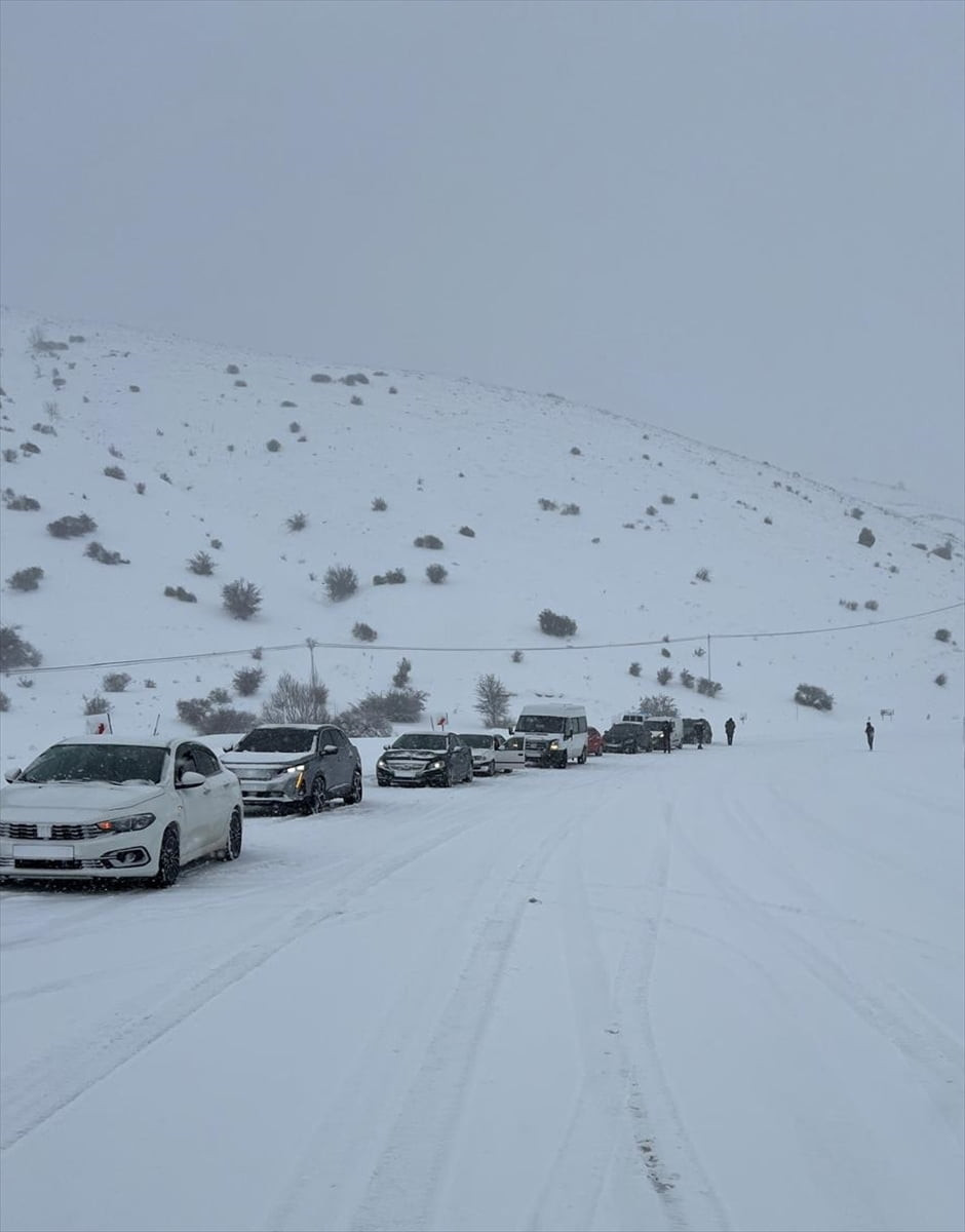 Gümüşhane Valisi Aydın Baruş, yoğun kar yağışı nedeniyle Gümüşhane-Erzincan kara yolunun araç...