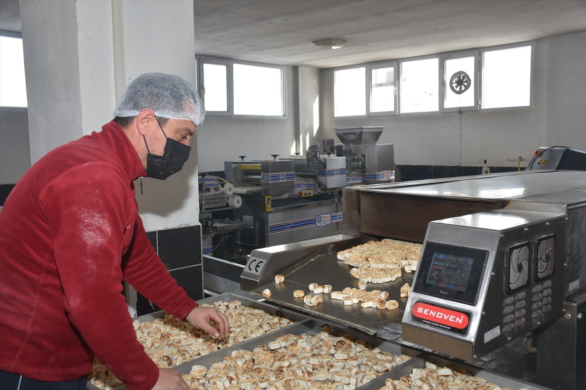  Gümüşhane'de 16 yıl önce kendi imkanlarıyla yöresel lezzetlerden siron yapımına başlayan Ali ve...