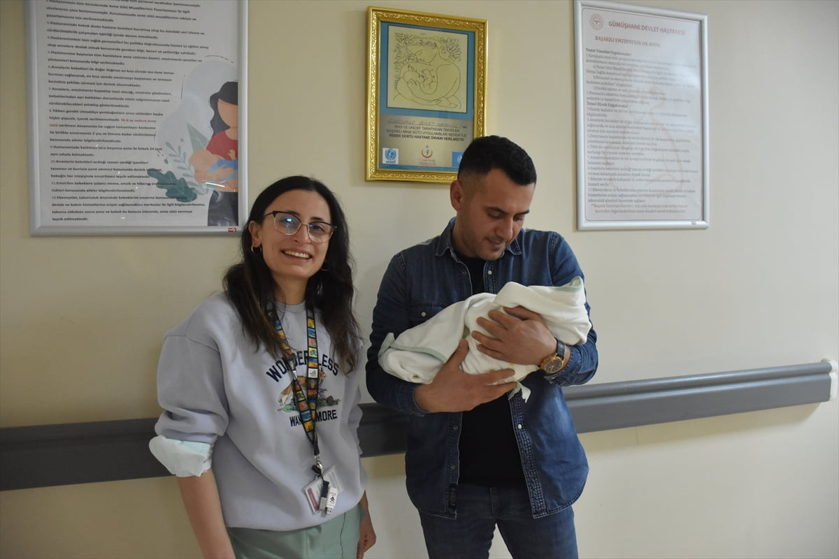 Gümüşhane'de 2026 yılının ilk bebeği dünyaya geldi. Gümüşhane Devlet Hastanesi'nde, Adem ve Özlem...