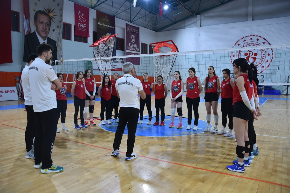 Gümüşhane'de başantrenör Ümit Terzi, antrenörlüğü seçen eski iki öğrencisiyle Gümüşhane Spor...