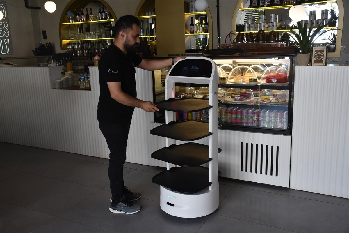 Gümüşhane'de bir kafede, garsonlara serviste yardımcı olması için görevlendirilen "Garson Abla"...