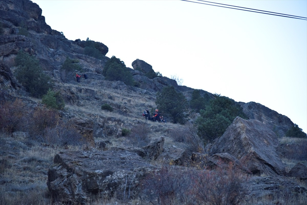 Gümüşhane'de doğa yürüyüşü sırasında kayalıklardan düşen hemşire yaralandı. Arkadaş grubuyla...