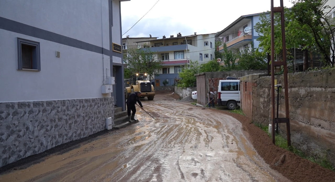GÜMÜŞHANE'DE ETKİLİ OLAN SAĞANAK YAĞIŞIN ARDINDAN MEYDANA GELEN SEL NEDENİYLE BİR EV VE AHIR SULAR...