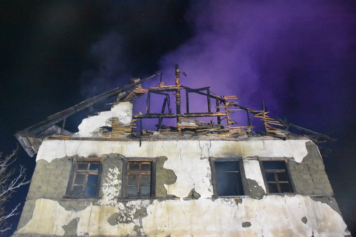 Gümüşhane'de iki katlı müstakil evde çıkan yangında 1 kişi hayatını kaybetti.