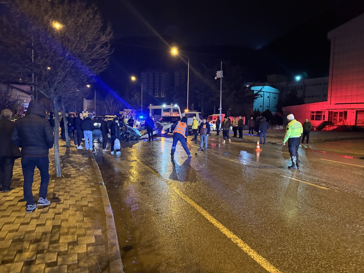 Gümüşhane'de iki otomobilin çarpışması sonucu 1 kişi öldü, 3 kişi yaralandı.