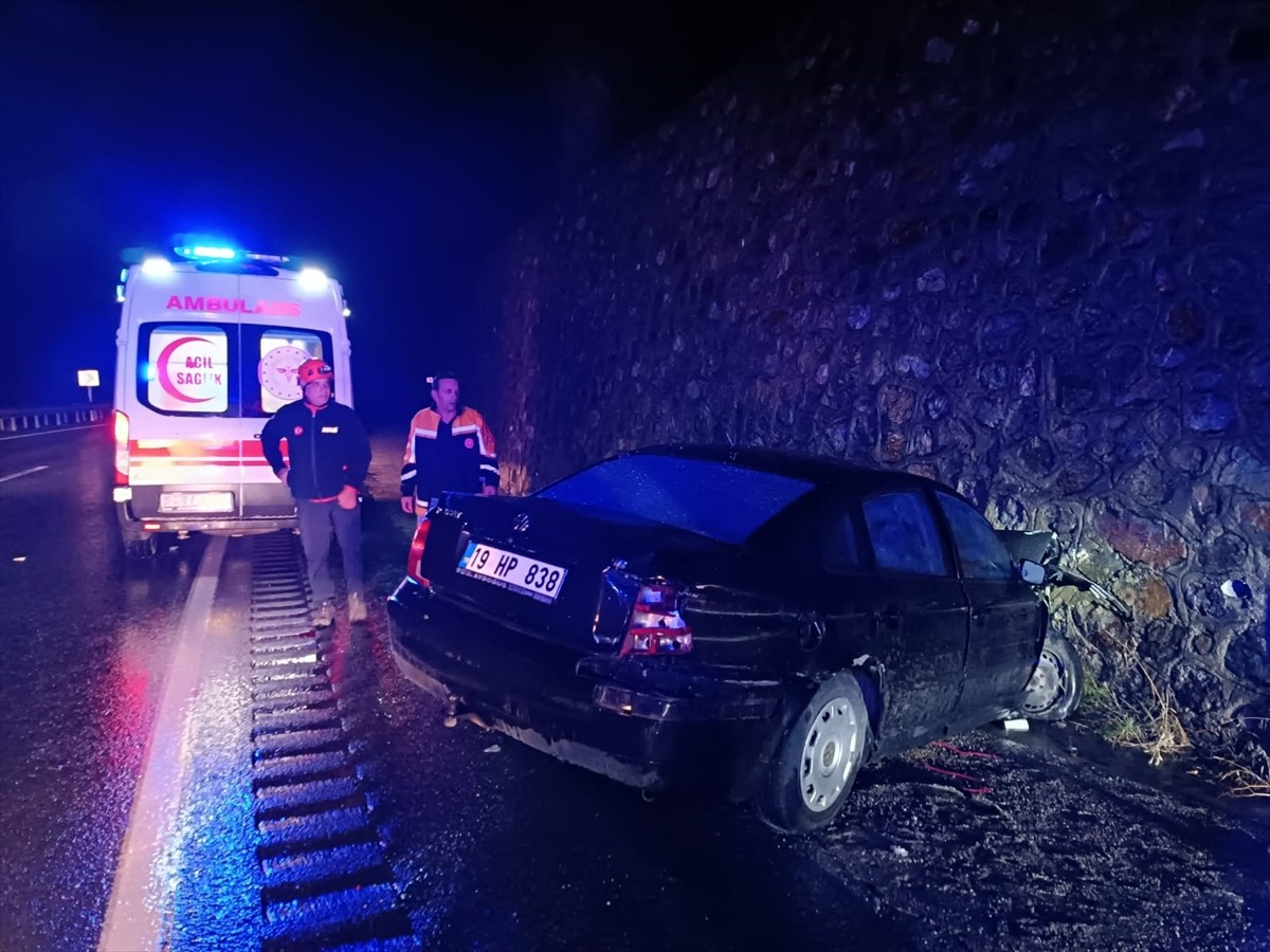 Gümüşhane'de istinat duvarına çarpan otomobildeki 3 kişi yaralandı. Olay yerine 112 Acil Sağlık...