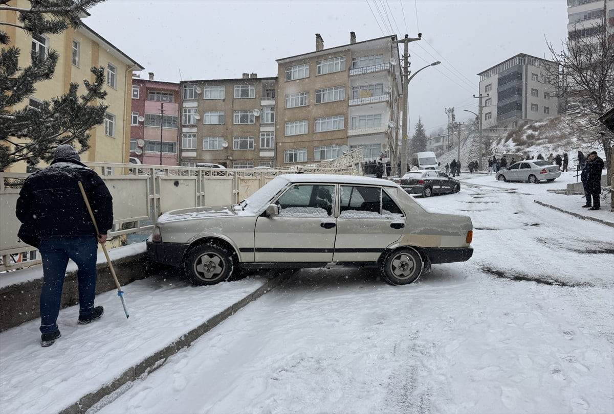  Gümüşhane'de kar yağışının ardından bazı araçlar buzlu yolda kaydı.