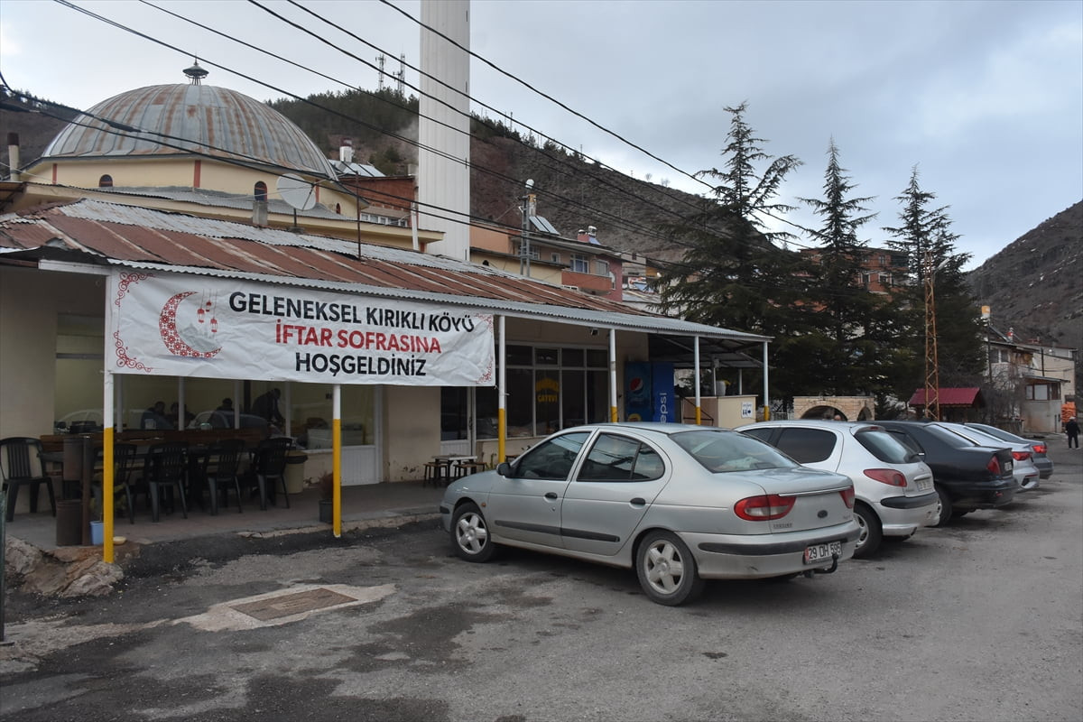 Gümüşhane'de merkeze bağlı Kırıklı köyünde 22 yıl önce başlatılan ramazanda yoldan geçenlere oruç...