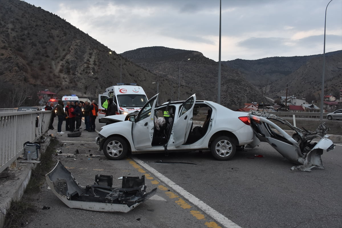 Gümüşhane'de otomobilin bariyerlere çarptığı kazada 3 kişi yaralandı. Kaza yerine, 112 Acil...