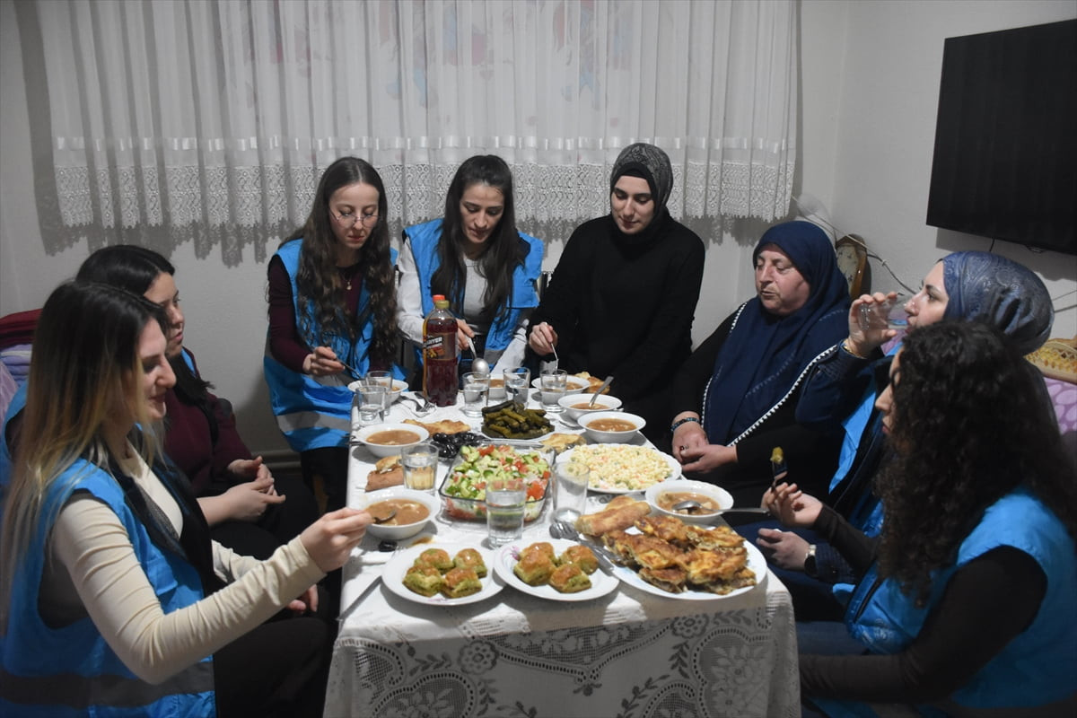  Gümüşhane'de üniversite öğrencileri, Gençlik ve Spor Bakanlığınca hayata geçirilen "Yalnız...