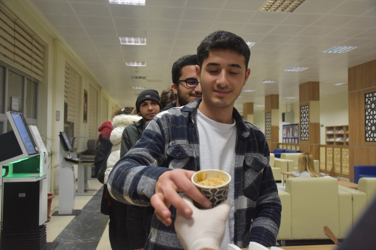 Gümüşhane'de üniversite öğrencilerine dut meyvesinin süt ve şekerle kaynatılmasıyla oluşan "herle"...