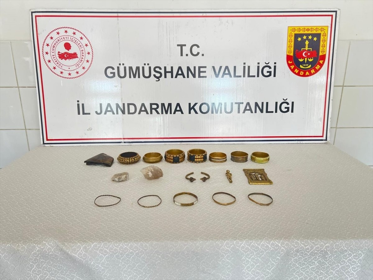 Gümüşhane'nin Kelkit ilçesinde tarihi eser kaçakçılığı operasyonunda 1 şüpheli gözaltına alındı....
