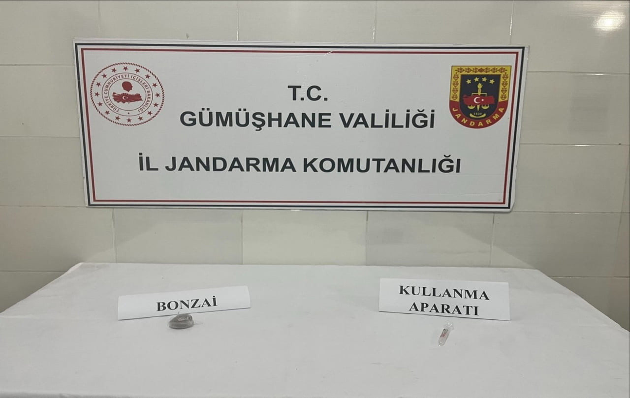 GÜMÜŞHANE'NİN ŞİRAN İLÇESİNDE JANDARMA EKİPLERİNCE DURDURULAN ARAÇTA 15 GRAM SENTETİK KANNABİNOİD...