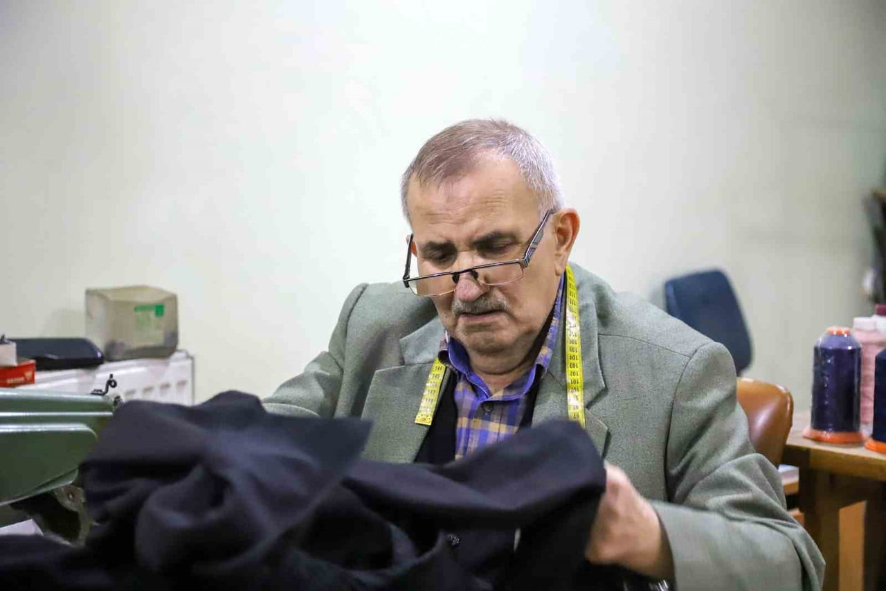 GÜMÜŞHANE'NİN SOSYAL VE TİCARİ HAYATININ EN CANLI TANIKLARINDAN BİRİ OLAN 75 YAŞINDAKİ TERZİ İLYAS...