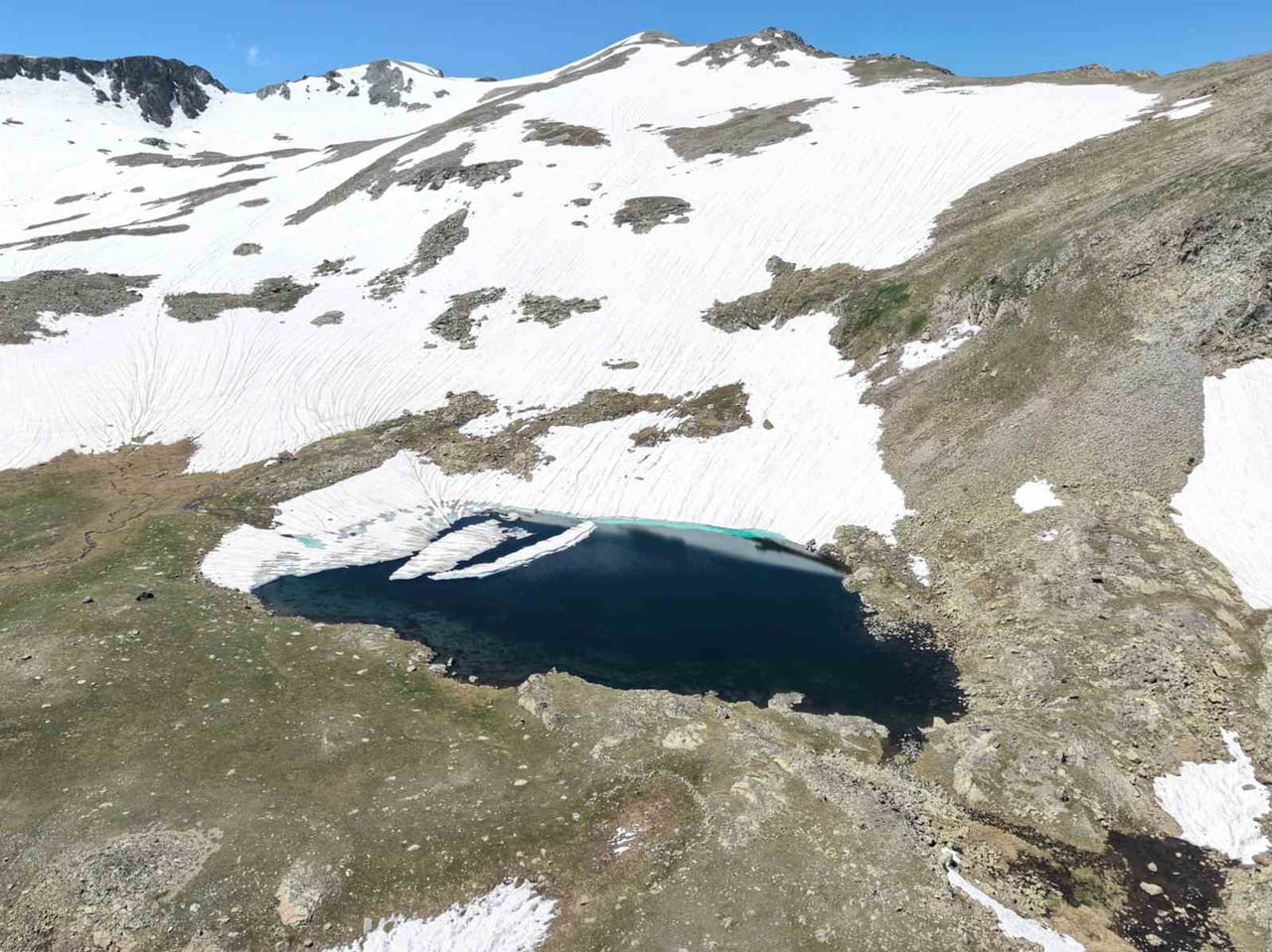 GÜMÜŞHANE'NİN TORUL İLÇESİ SINIRLARINDAKİ ARTABEL GÖLLERİ TABİAT PARKI, TEMMUZ AYINDA DA KARLA...