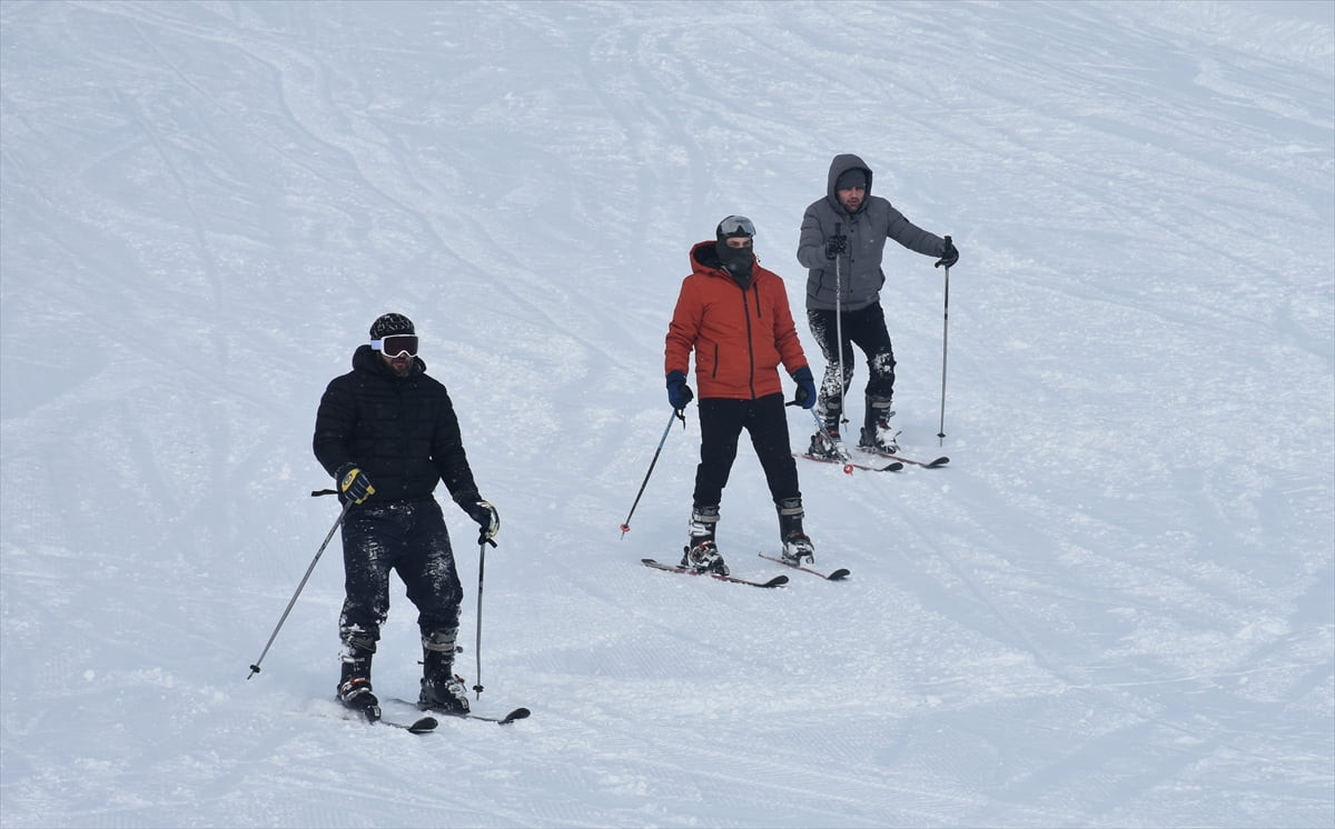 Gümüşhane'nin Torul ilçesi sınırlarındaki Zigana Kayak Merkezi'nde kar yağışının ardından hafta...