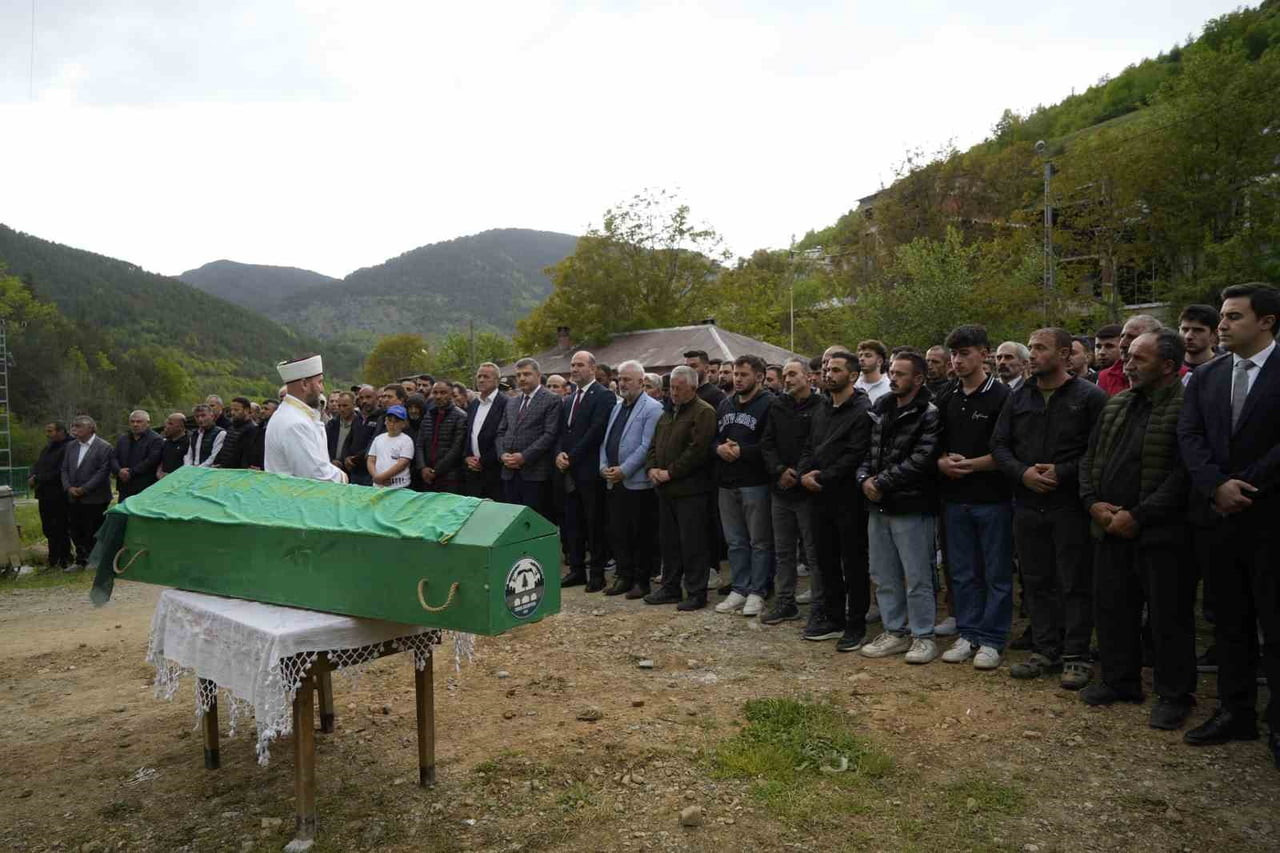 GÜMÜŞHANE'NİN TORUL İLÇESİNDE EŞİ TARAFINDAN DARBEDİLEREK ÖLDÜRÜLEN 26 YAŞINDAKİ ARZU PEKİN...
