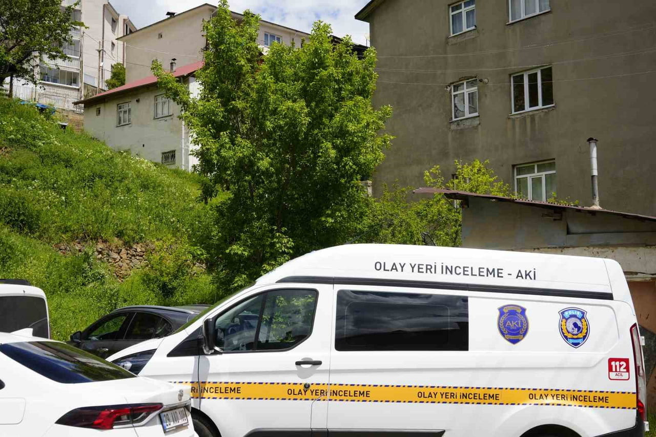 GÜMÜŞHANE’DE 19 YAŞINDAKİ ÜNİVERSİTE ÖĞRENCİSİ GENÇ KIZ, KIZ KARDEŞİYLE BİRLİKTE KALDIĞI EVDE...