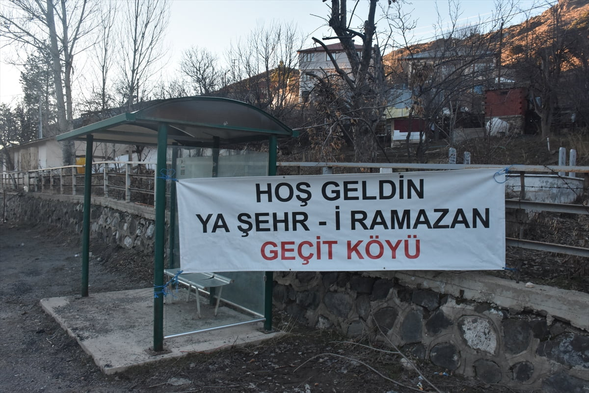 Gümüşhane’de bir köyde 18 yıl önce başlatılan, yoldan geçenlere iftar verme geleneği sürdürülüyor....