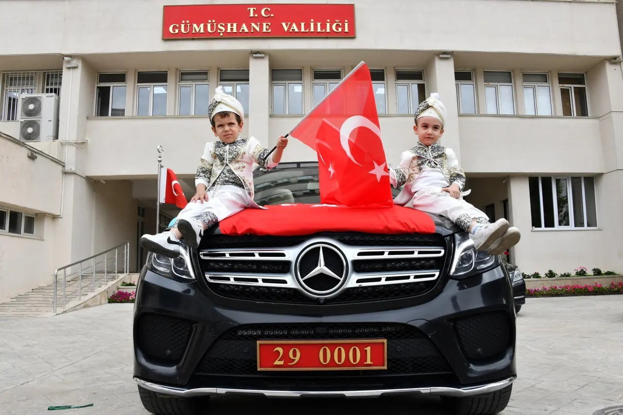 GÜMÜŞHANE’DE DÜZENLENEN GELENEKSEL SÜNNET ŞÖLENİ’NDE SÜNNET ÇOCUKLARI, VALİ CEVDET ATAY’IN MAKAM...