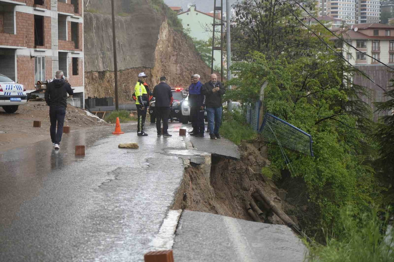 GÜMÜŞHANE’DE ETKİLİ OLAN AŞIRI YAĞIŞLARIN ARDINDAN YOL ÇÖKTÜ, BÖLGE TRAFİĞE...