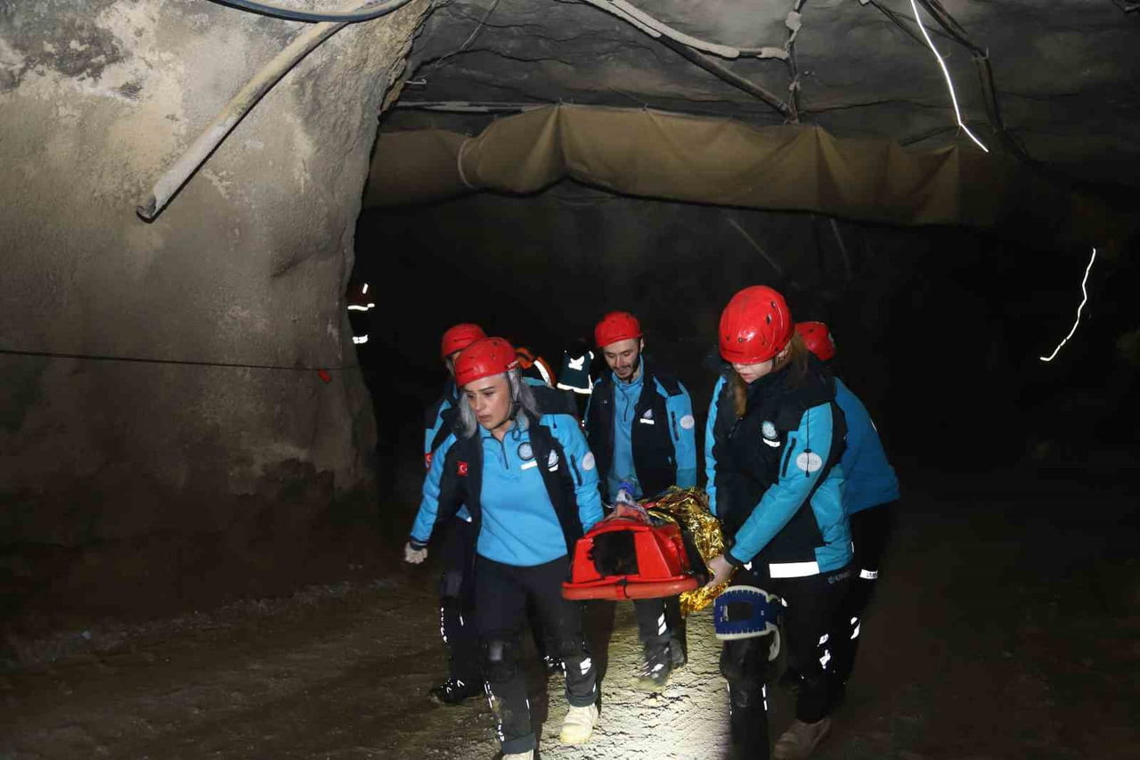 GÜMÜŞHANE’DE MADEN OCAĞINDA GÖÇÜK VE PATLAMA SENARYOSU İLE GERÇEKLEŞTİRİLEN TATBİKATTA 20 YARALI...
