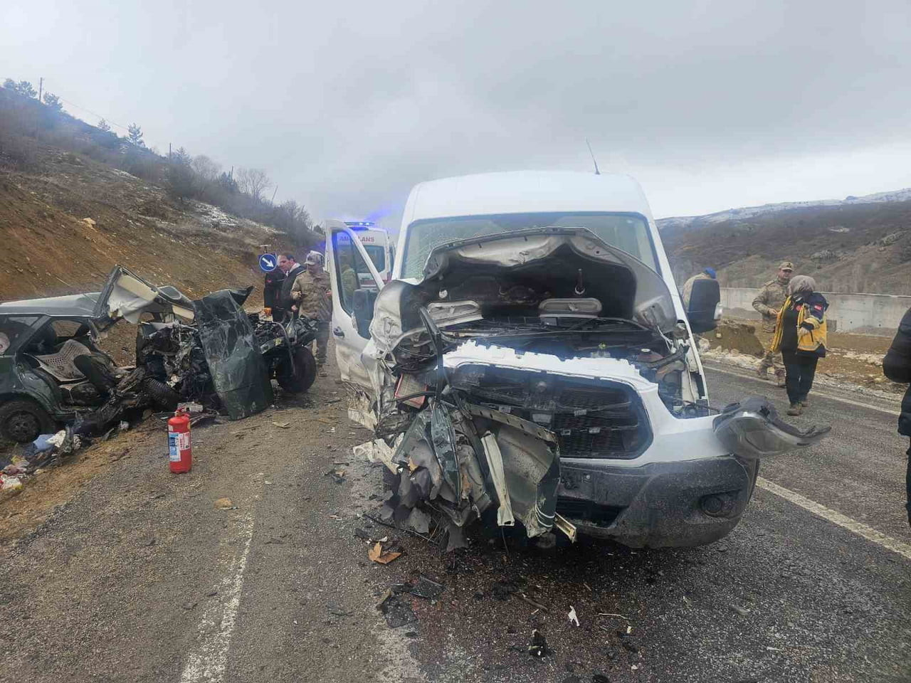 GÜMÜŞHANE’NİN KELKİT İLÇESİNDE ÖĞRETMENLERİ TAŞIYAN MİNİBÜS İLE OTOMOBİLİN KAFA KAFAYA ÇARPIŞTIĞI...