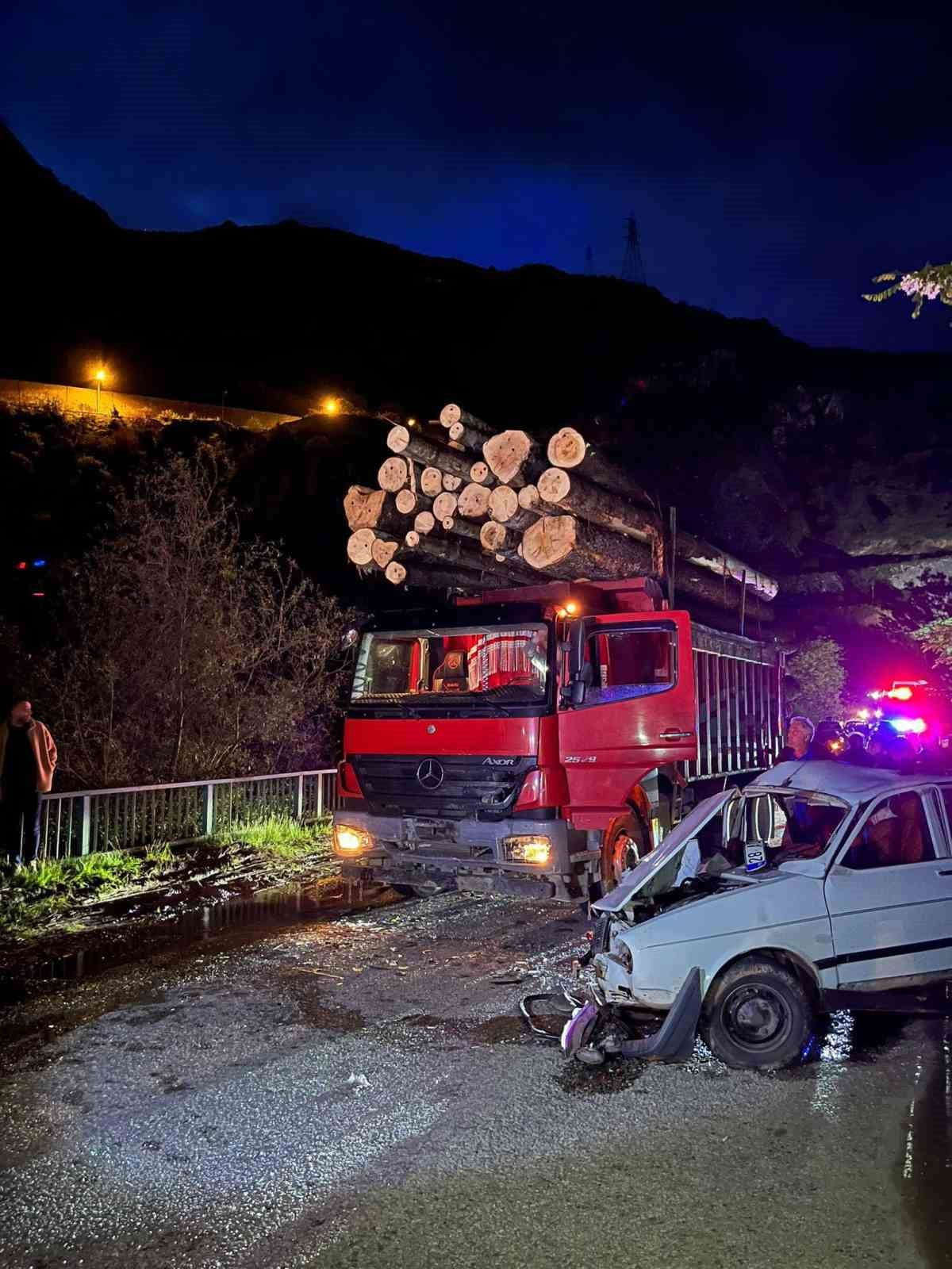 GÜMÜŞHANE’NİN KÜRTÜN İLÇESİNDE OTOMOBİL İLE TOMRUK KAMYONUNUN KÖPRÜ GİRİŞİNDE KAFA KAFAYA...