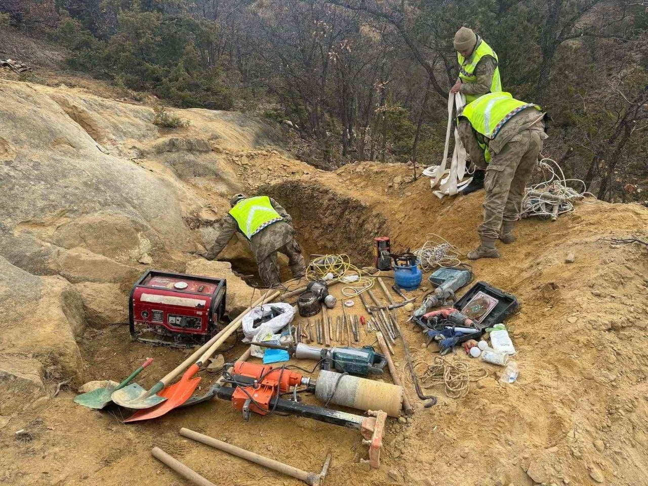 GÜMÜŞHANE’NİN ŞİRAN İLÇESİNDE KAÇAK KAZI YAPAN 3 KİŞİ SUÇÜSTÜ YAKALANDI.