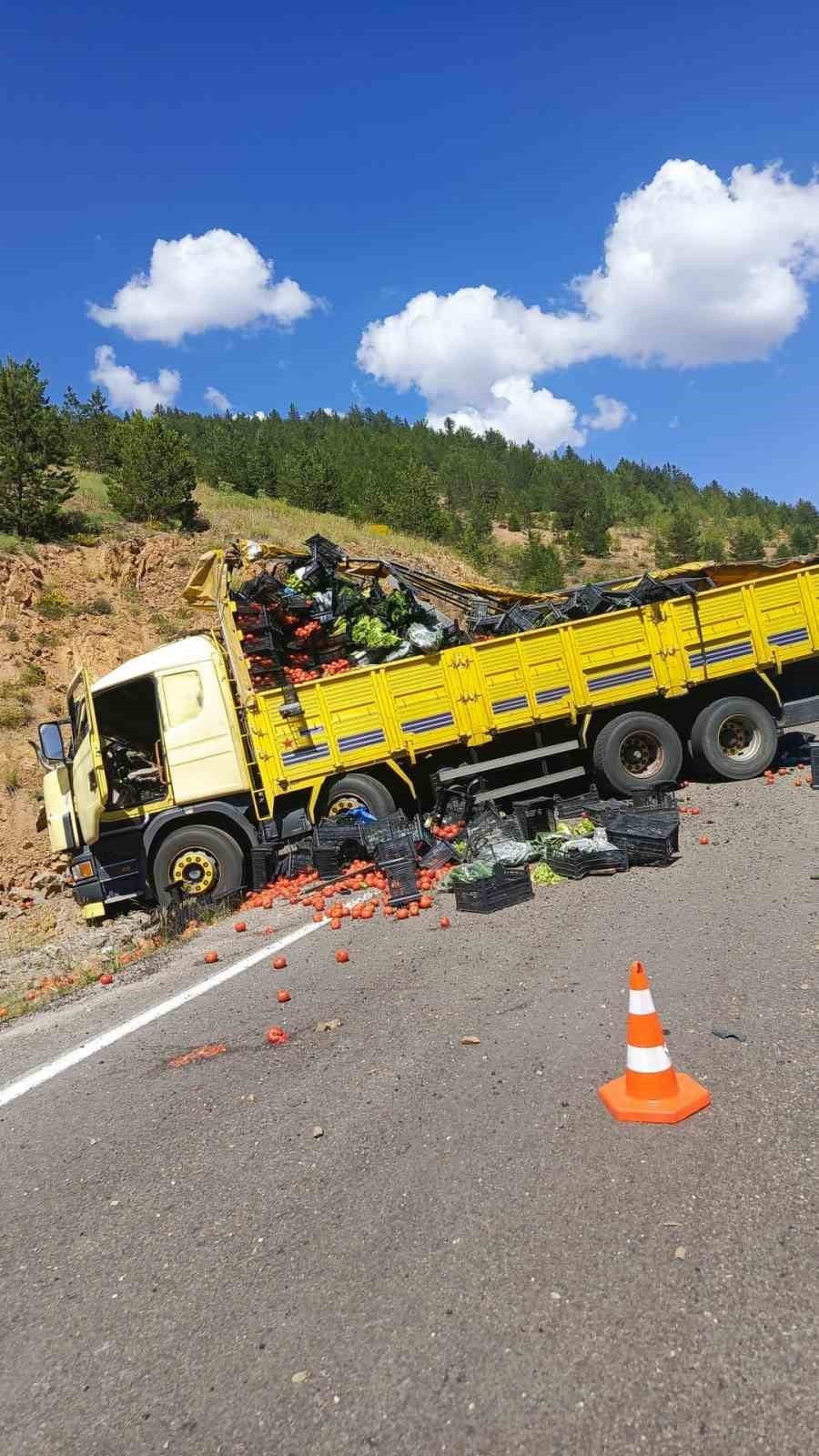 GÜMÜŞHANE’NİN TORUL İLÇESİNDE SEBZE YÜKLÜ KAMYONUN OTOMOBİLE ARKADAN ÇARPMASI SONUCU MEYDANA GELEN...