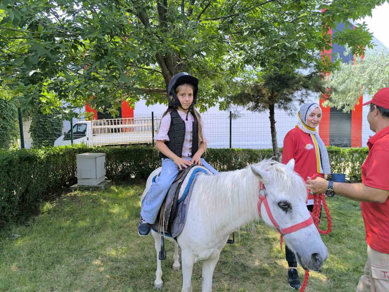 GÜN BOYUNCA AT BİNME, OK ATMA, BADMİNTON GİBİ ETKİNLİKLER DÜZENLENİRKEN, SOHBETLER VE PAYLAŞILAN...