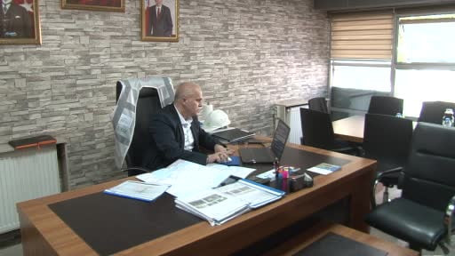 Gündüz kafasında baretle inşaatta geziyor, akşam ise eldivenleri takıp ringe çıkıyor