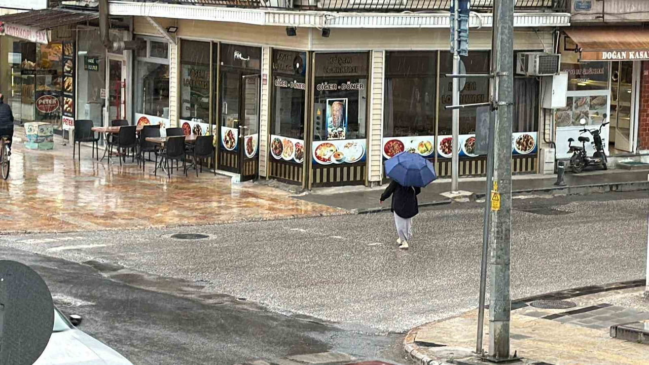 GÜNE SICAK VE BUNALTICI HAVAYLA BAŞLAYAN DÜZCE'DE, ÖĞLE SAATLERİNDEN SONRA ETKİSİNİ ARTIRAN...