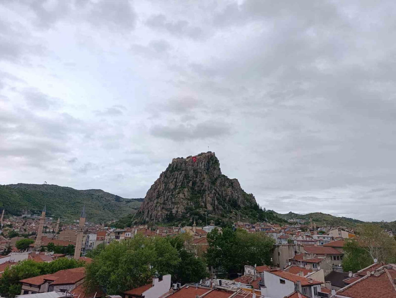 GÜNE YAĞMUR YAĞIŞI İLE BAŞLAYAN AFYONKARAHİSAR’DA HAVA SICAKLIKLARI DA HİSSEDİLİR DERECELERE...