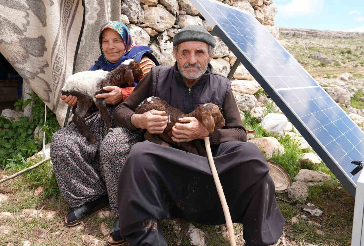 GÜNEŞ PANELİYLE ELEKTRİĞE KAVUŞAN AİLELERDEN BİRİ DE MEHMET VE MERYEM KEKLİK ÇİFTİ...