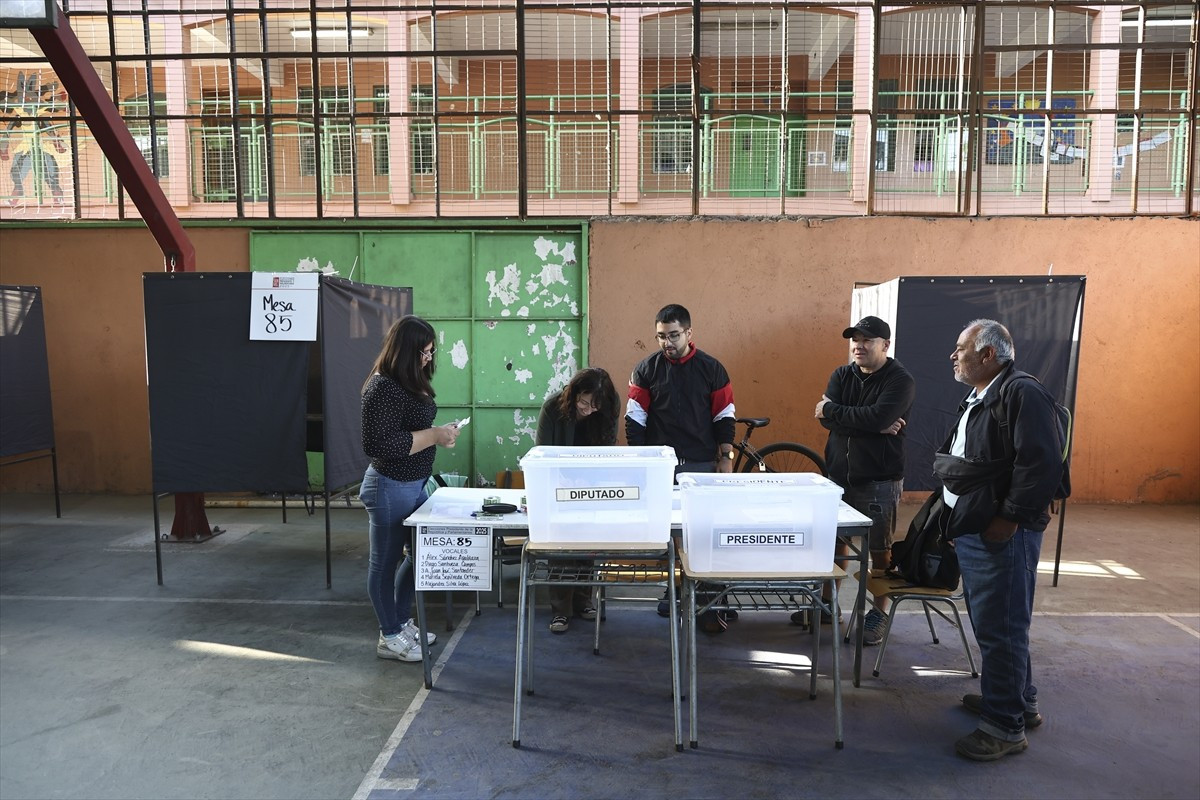 Güney Amerika ülkesi Şili'de halk, ülkeyi 4 yıl yönetecek devlet başkanını belirlemek üzere sandık...