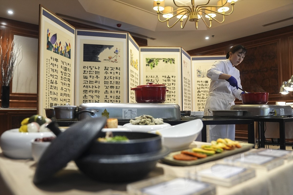 Güney Kore'den gelen konuk şefler Jang Yu-min ve Oh Ji-eun, ülkelerine ait "Samgyetang", "Kimçi...