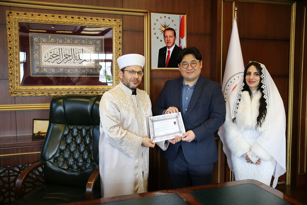 Güney Koreli Yongsuk Jang, ihtida töreniyle Müslüman oldu, Bingöllü Cansel Soylu ile evlendi....